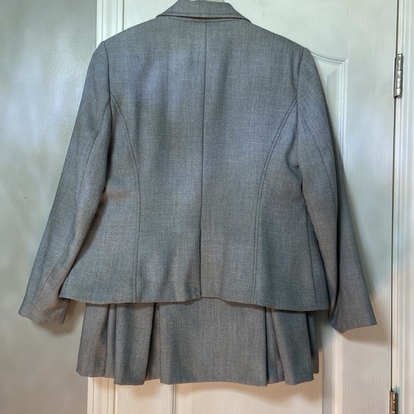 Women’s Isabella Gray business suit - Picture 6 of 7
